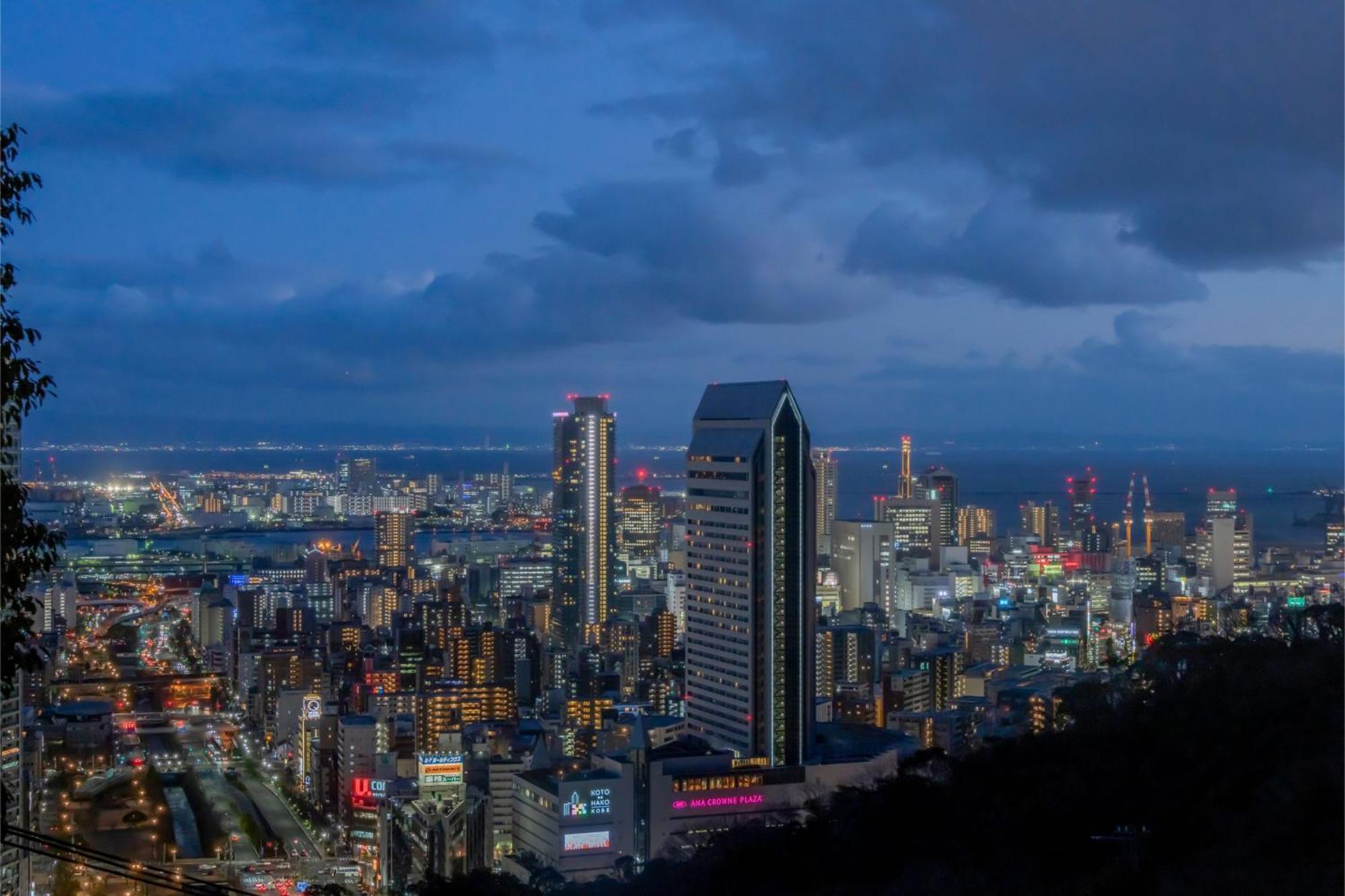 Hotel Ana Crowne Plaza Kobe By Ihg Exterior foto View of the CBD at night
