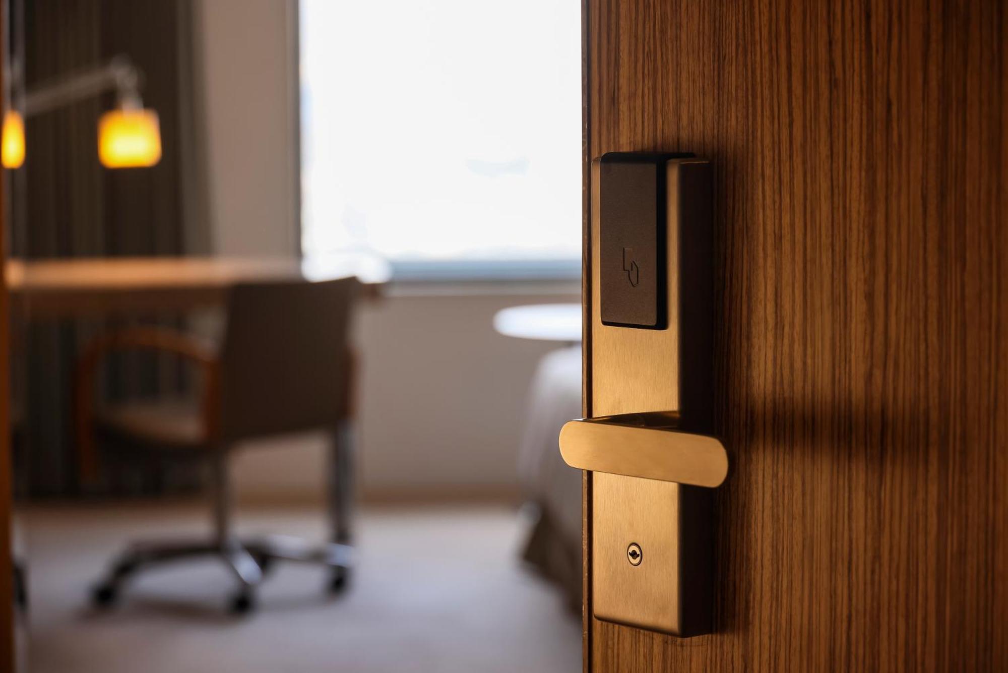 Hotel Ana Crowne Plaza Kobe By Ihg Exterior foto A card-based electronic lock