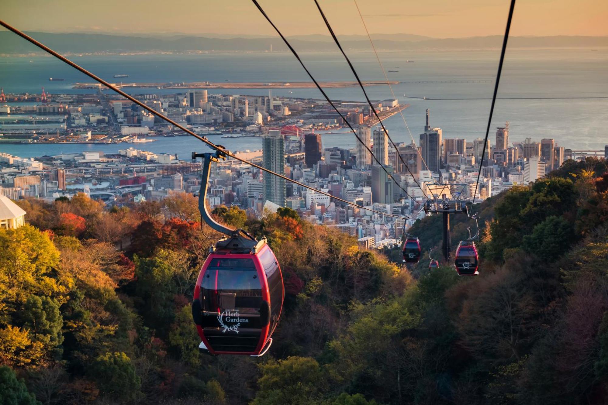 Hotel Ana Crowne Plaza Kobe By Ihg Exterior foto The cable car descending towards the city
