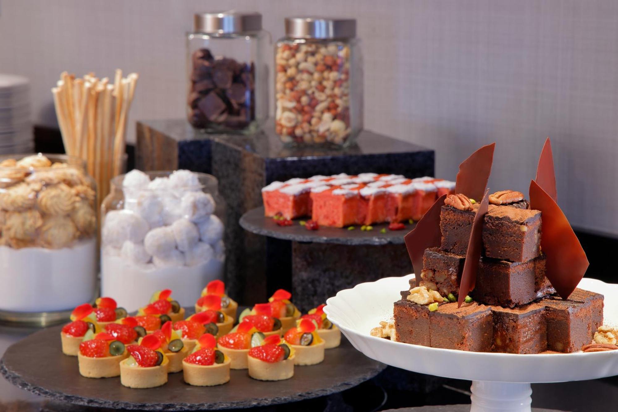 Hotel Ana Crowne Plaza Kobe By Ihg Exterior foto A selection of desserts