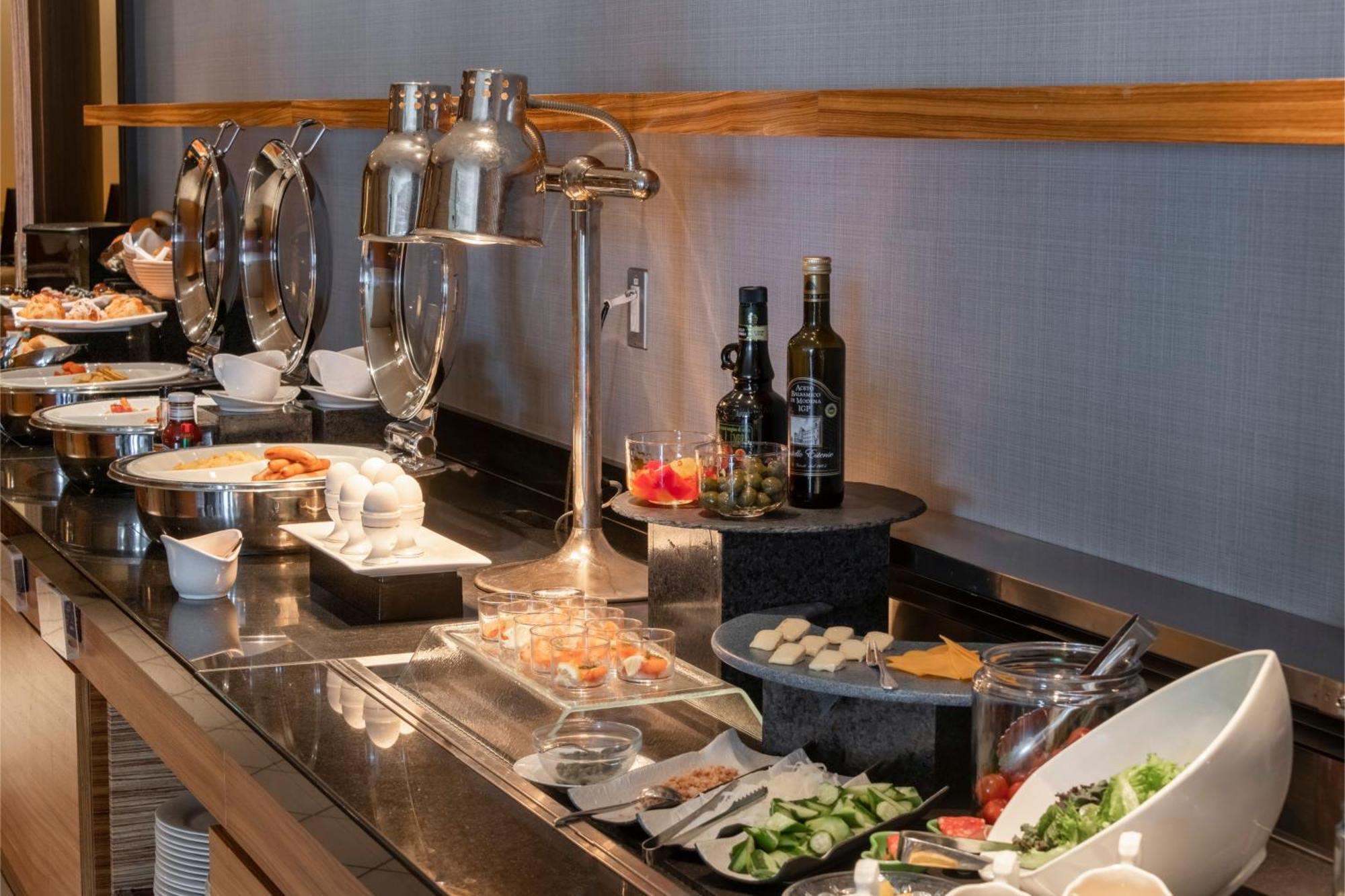 Hotel Ana Crowne Plaza Kobe By Ihg Exterior foto A salad bar