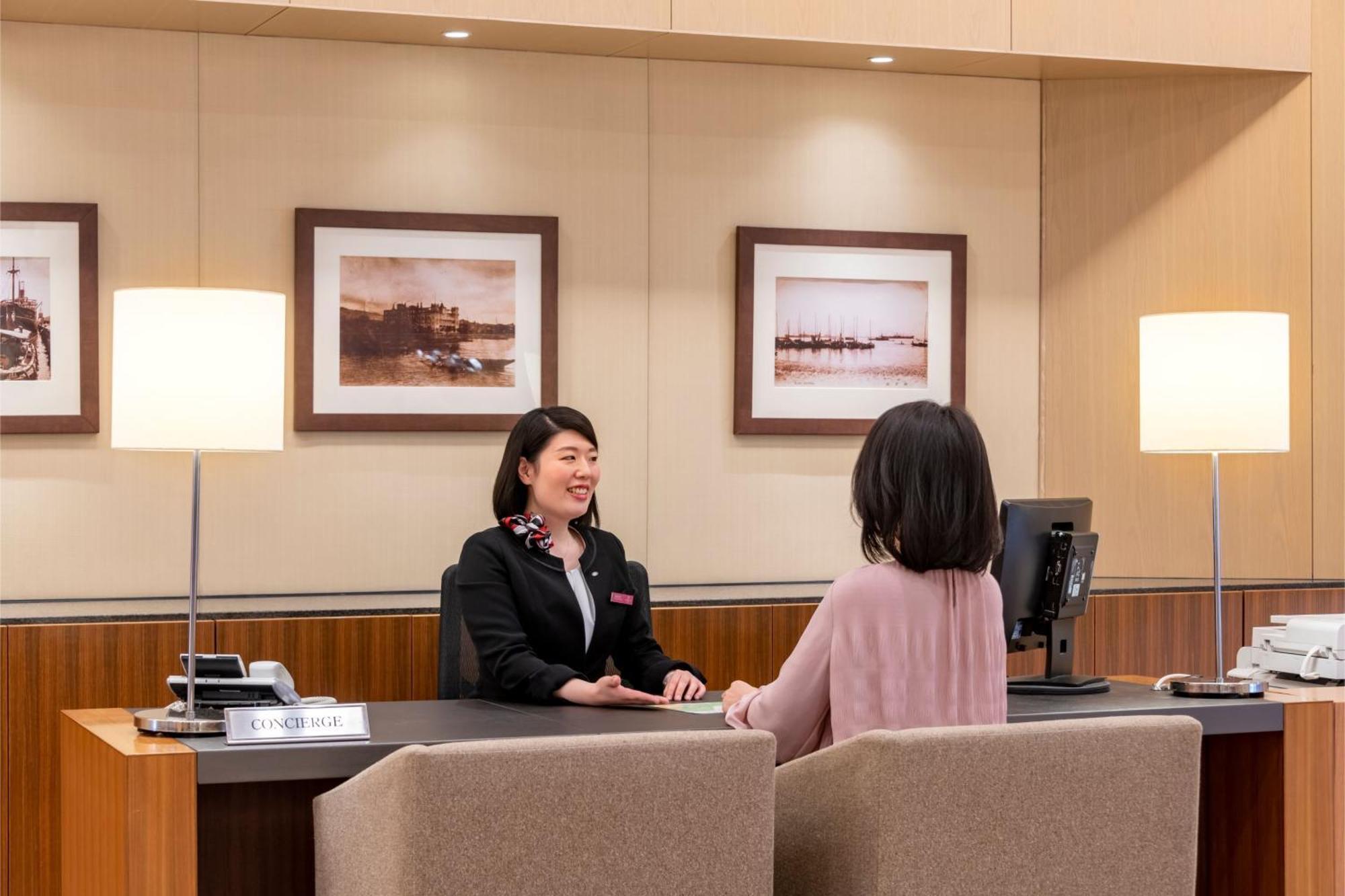 Hotel Ana Crowne Plaza Kobe By Ihg Exterior foto A bank teller at work